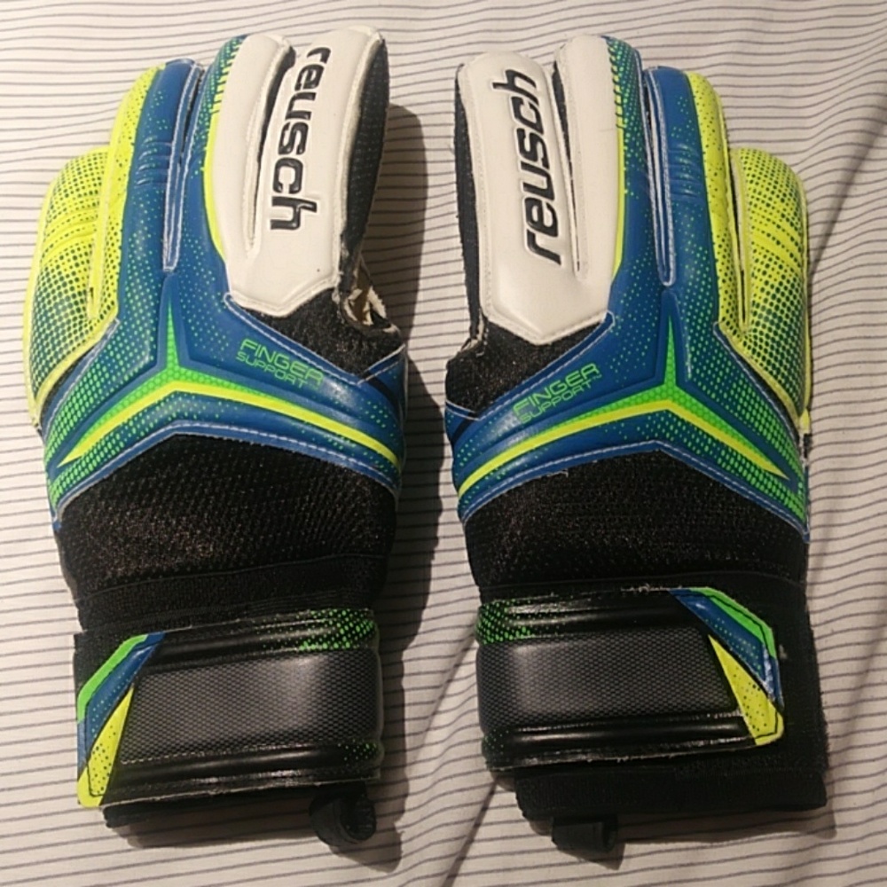 Soccer goalie gloves